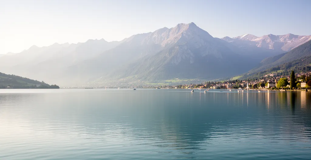Vue contrastée du lac d'Annecy montrant zones calmes et animées