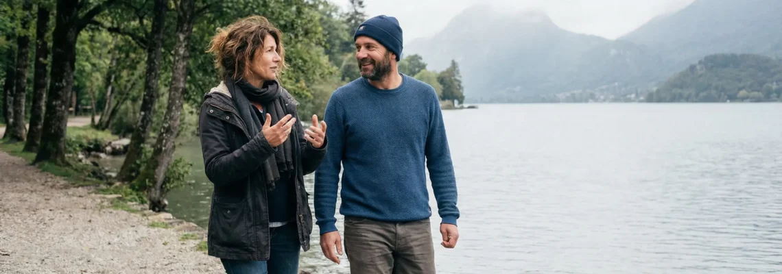 Deux personnes marchant le long des rives du lac d'Annecy à Talloires