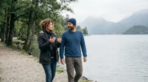 Deux personnes marchant le long des rives du lac d'Annecy à Talloires