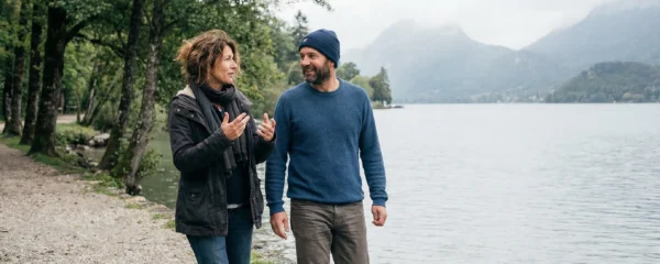 Deux personnes marchant le long des rives du lac d'Annecy à Talloires